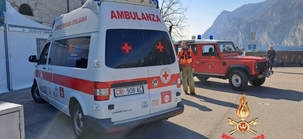 Foto vvf Riva del Garda Lago di Garda, giovane sub si sente male dopo l’immersione: elitrasportato in ospedale
